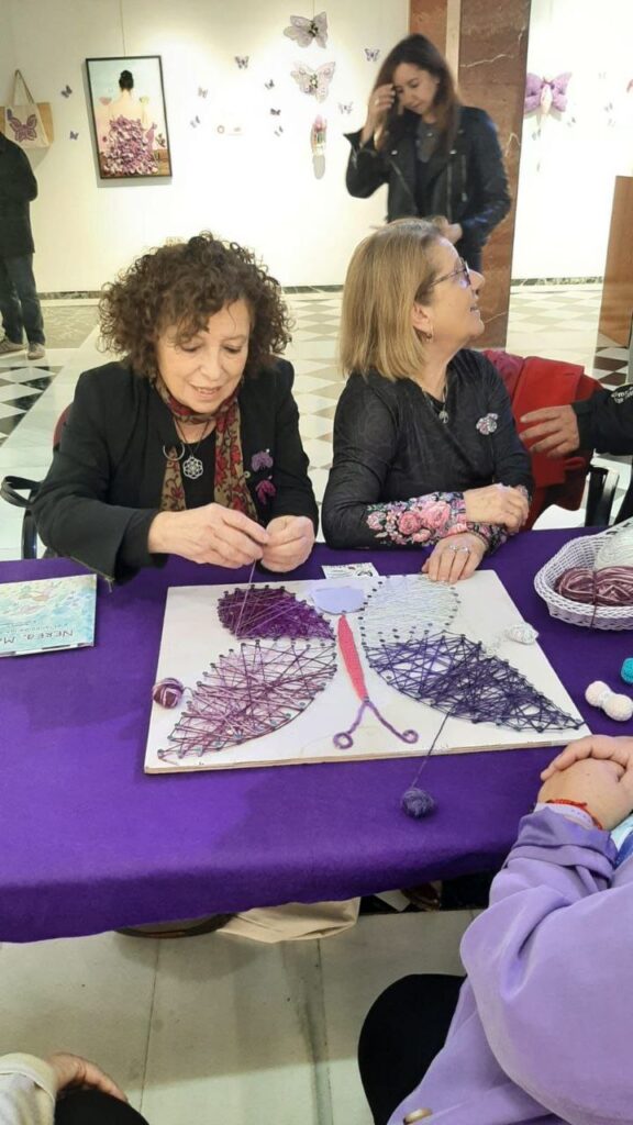 La exposición de 'El latido de las mariposas depende de nuestra actitud' mueve hilos y corazones por la paz 4 IMAGE 2026 02 27 135823 - Igualdad en Granada